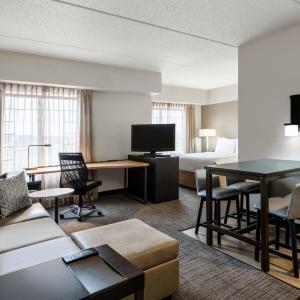 Queen Studio with Sofa Bed and Adapted Tub - Mobility and Hearing Accessible