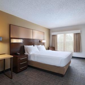 One-Bedroom Smaller Queen Suite