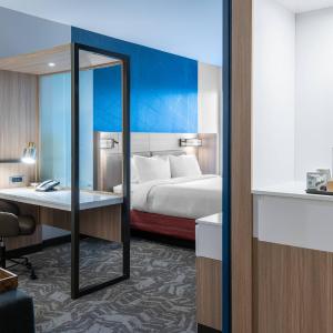King Suite with Bathtub and Trundle Sofa - Mobility Access