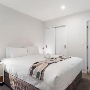 TWO-BEDROOM EXECUTIVE SUITE WITH CITY VIEWS (King+Queen)