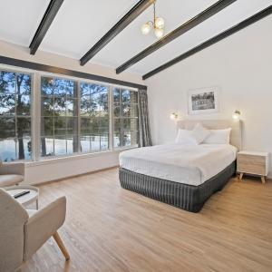 Deluxe Queen Room with One Queen Bed