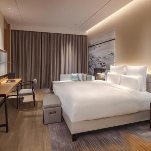 Deluxe King Room with Private Balcony and Lake View