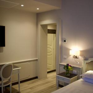 Junior Suite with Side Sea View