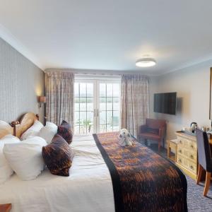 Hazel Twin or Double Lake view room with Balcony 