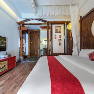 Infinity Pool Deluxe King Room with Balcony and Pool Ladder for Direct Pool Access from Balcony