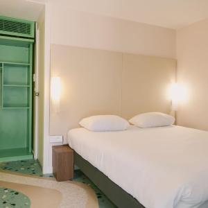 Pop Room with a double bed