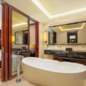 Superior King Suite with River View