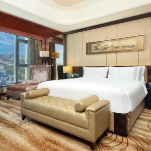 Deluxe King Suite with River View 