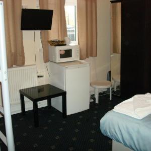 Budget Triple Room with Shared Bathroom