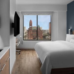 Standard King Room with Roll-in Shower - Mobility Accessible