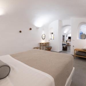Deluxe One-Bedroom Cave Villa with Outdoor Hot Tub and Caldera View