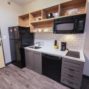 One-Bedroom Queen Room with Mobility Accessible Tub - Non-Smoking