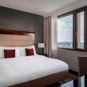 Junior Club Suite, M Club lounge access, 1 Bedroom Junior Suite, 1 King, High floor