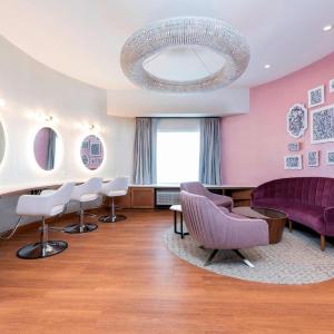 Studio with King Bed and Bathtub - Mobility Access/Hearing Accessible