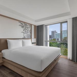 One-Bedroom Deluxe King Suite with City View