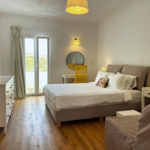Room with Pool and Sea View