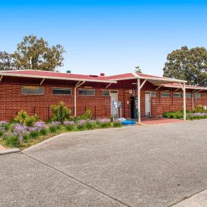 Budget Cabin - Pet Friendly with External Shared Bathroom