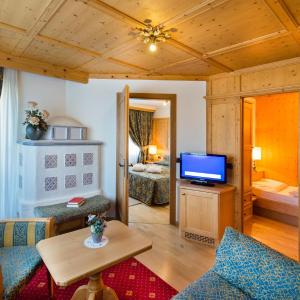 Family Suite (2 Adults + 2 Children)