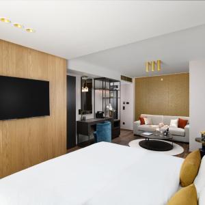 Deluxe Room (2 Adults + 1 Child)