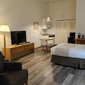 Pet Friendly Room with One Queen Bed & Kitchenette