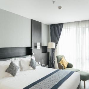 Executive King Room with River View - Non-Smoking