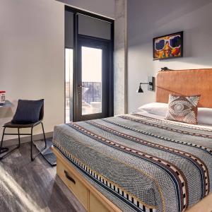 Queen Room with Balcony and Roll-In Shower - Mobility Access