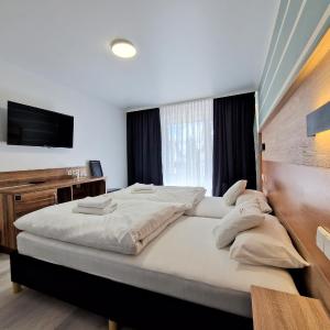 Deluxe Double Room (2 Adults + 1 Child)