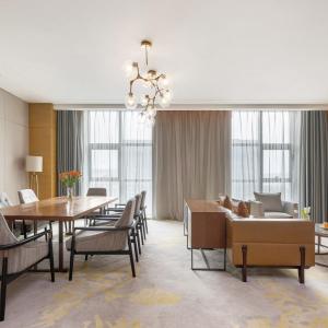 One-Bedroom Suite with Dining and Meeting Area