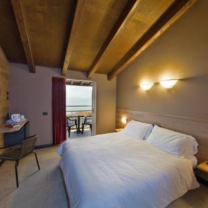 Double or Twin Room with Lake View