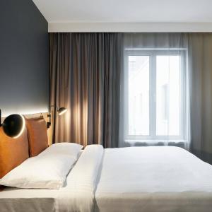 Moxy Extra Sleeper Large Queen Room with Sofa Bed