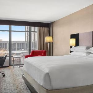 One-Bedroom Queen Suite with Sofa Bed - Hearing Accessible
