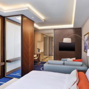 One-Bedroom Junior Suite - Club Lounge Access