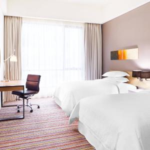 Larger Guest room, 1 King Bed and 1 Twin Bed, Sofa Bed