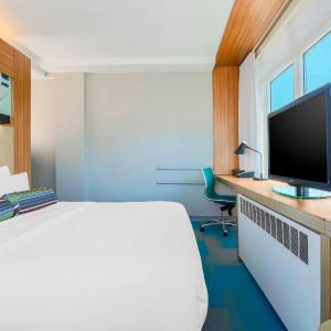King Room with Roll-In Shower - Mobility Accessible