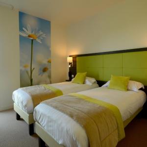 Two Adjacent Double Rooms (non connecting)