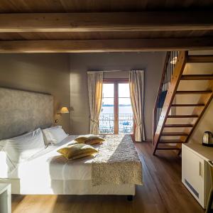 Junior Suite with Lake View - Split Level