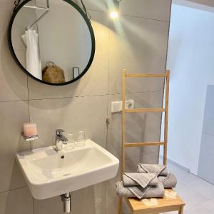 King Room with Roll-In Shower - Disability Access