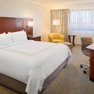King Room with Transfer Shower - Mobility Accessible