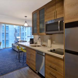 Larger Studio, 2 Queen, City view, Corner room