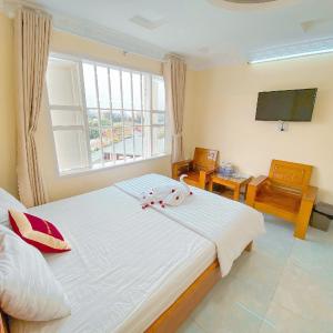 Deluxe Double Room with Side Sea View