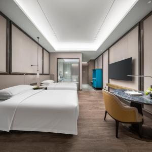 Standard Twin Room with Bathtub and City View
