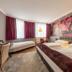 Deluxe Triple Room with Street View