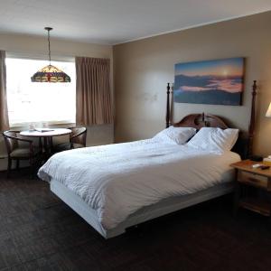 Queen Room with Partial Lake View