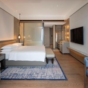 King Room with Airport View and Club Access