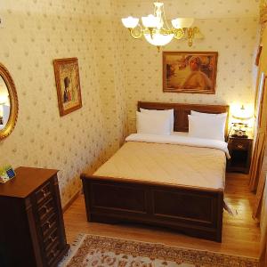 Three Bedroom Family Room with Three Bathrooms
