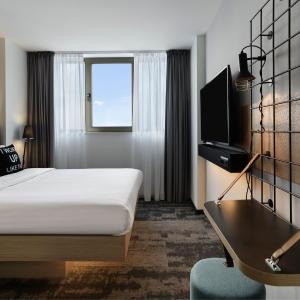 Queen Room with Courtyard View