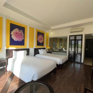 Deluxe Twin Room Garden or City View with Balcony and Bathtub