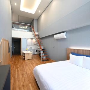 Parlor Suite with City View