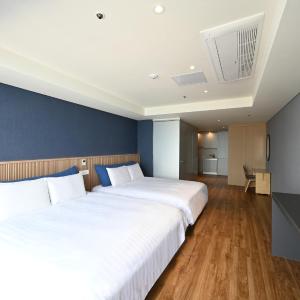 Deluxe Super Twin Room with Half Ocean View