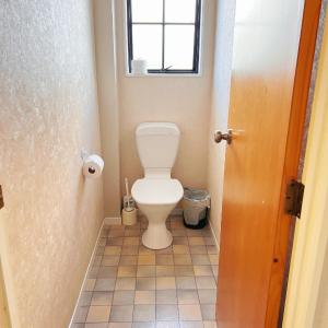 Large upstairs one bedroom unit with Bath